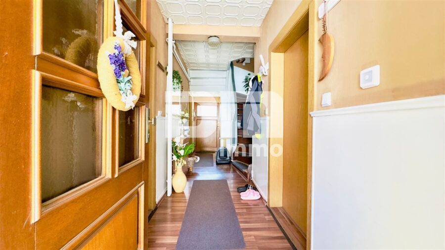 Vielseitiges Raumwunder mit Potenzial: Ein- bis Zweifamilienhaus im Herzen von Amt Creuzburg - EG Haupteingang / Flur / Diele / Windfang